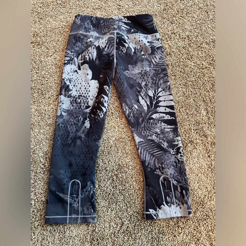 North Face women’s size S black, & white patterned leggings, flash dry, EUC - Picture 4 of 11